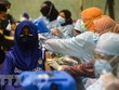 Người dân tiêm vaccine ngừa COVID-19 tại Malaysia. (Ảnh: THX/TTXVN).