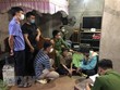 Đối tượng Sơn bị bắt quả tang khi đang nhận tiền. (Ảnh: TTXVN phát).