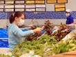 Người dân mua hàng hóa tại siêu thị. (Nguồn: TTXVN).