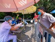 Người dân vào - ra các chốt kiểm dịch ở xã, phường, khu dân cư phải quét QR.