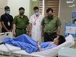 Trung tướng Nguyễn Hải Trung, Giám đốc Công an thành phố Hà Nội động viên Đại úy Ngô Hải Phú, cán bộ Công an phường Khương Trung, quận Thanh Xuân, Hà Nội. (Ảnh: TTXVN phát).