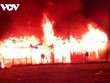 Ngọn lửa bùng phát lúc rạng sáng khiến công tác dập lửa gặp nhất nhiều khó khăn.
