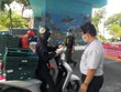 Lực lượng chức năng kiểm soát người và phương tiện lưu thông tại thành phố Nha Trang.