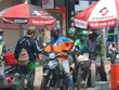 Rất đông những người giao hàng (shipper) tại giao lộ đường Phạm Văn Đồng-Phan Văn Trị (quận Gò Vấp). (Ảnh: Thanh Vũ/TTXVN).