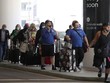 Những trường hợp không tuân thủ đeo khẩu trang sẽ bị phạt tiền. (Nguồn: Reuters).