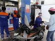 Mua bán KL99 dịch vụ hỗ trợ 24/7 sau khi điều chỉnh giá bán tại cửa hàng Kl992 VIP Trang Chủ 2026 KL99 dịch vụ hỗ trợ 24/7 Petrolimex. (Ảnh: Trần Việt/TTXVN),