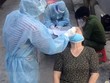 Xét nghiệm sàng lọc COVID-19 cho người dân phường Vĩnh Quang, thành phố Rạch Giá. (Ảnh: Lê Sen/TTXVN).