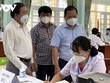 Ông Nguyễn Phi Long, Chủ tịch UBND tỉnh Bình Định (áo xanh) kiểm tra công tác chuẩn bị tiêm chủng ở huyện Vân Canh và các địa phương.