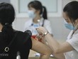 Nhân viên y tế tiêm vaccine Nanocovax phòng COVID-19 cho tình nguyện viên tham gia tiêm thử nghiệm đợt 3 tại Học viện Quân y. (Ảnh: Minh Quyết/TTXVN).