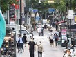 Người dân di chuyển trên đường phố tại thủ đô Seoul, Hàn Quốc. (Ảnh: Yonhap/ TTXVN).