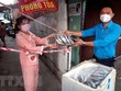 Liên đoàn Lao động quận 8 trao tặng cá của ngư dân tỉnh Quảng Bình cho người lao động khu vực phong tỏa. (Ảnh: Thanh Vũ/TTXVN).
