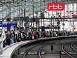 Hành khách chờ đợi tại nhà ga tàu hỏa ở Berlin. (Ảnh: AFP/TTXVN).