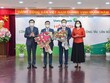 Thống đốc NHNH Nguyễn Thị Hồng (ngoài cùng bên phải) và Bí thư Đảng ủy Khối Kl991.com World Cup 2026 Chính Thức Trung ương Nguyễn Long Hải (ngoài cùng bên trái) chụp ảnh cùng các nhân sự cấp cao mới của Vietcombank.