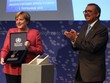 Tổng Giám đốc WHO Tedros Adhanom Ghebreyesus trao huy chương lãnh đạo toàn cầu của WHO cho Thủ tướng Đức Angela Merkel. Ảnh: EPA.
