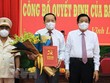 Bí thư Tỉnh ủy Vĩnh Long Bùi Văn Nghiêm trao Quyết định và tặng hoa chúc mừng ông Nguyễn Thành Thế. (Ảnh: Phạm Minh Tuấn/TTXVN).