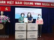 Bà Tô Thị Bích Châu (trái), Chủ tịch Ủy ban MTTQ Việt Nam Thành phố trao thư cảm ơn Hiệp hội Dệt May Việt Nam tại Thành phố Hồ Chí Minh cho bà Nguyễn Bảo Trân, Phó Chủ tịch Hiệp hội Dệt may Việt Nam. (Ảnh: Xuân Khu/TTXVN).