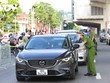 Lực lượng chức năng kiểm soát phương tiện ra vào thành phố.