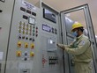 Công nhân Công ty Truyền tải điện 3 vận hành truyền tải điện tại trạm biến áp 220kV Quy Nhơn. (Ảnh: Ngọc Hà/TTXVN).