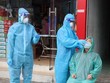 Nhân viên y tế lấy mẫu xét nghiệm virus SARS-CoV-2 trên địa bàn phường Vĩnh Bảo, thành phố Rạch Giá (Kiên Giang). (Ảnh: Lê Huy Hải/TTXVN).