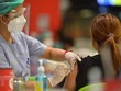 Nhân viên y tế tiêm vaccine ngừa COVID-19 cho người dân tại Bangkok, Thái Lan ngày 23/8/2021. (Ảnh: THX/TTXVN)