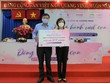 Bà Cao Thị Ngọc Dung, Chủ tịch HĐQT PNJ trao số tiền 3 tỷ đồng hỗ trợ các thai phụ.