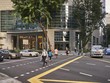 Người dân đeo khẩu trang đi bộ trên một con phố ở Singapore. Ảnh: Bloomberg.