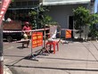 Tiếp tế lương thực cho người dân trong khu vực bị phong tỏa tại tổ 18, khu vực 4, phường Hải Cảng, Quy Nhơn. (Ảnh: Nguyên Linh/TTXVN).