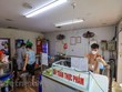Nhiều hàng quán dọn dẹp sẵn sàng để bán mang về. (Ảnh: Minh Sơn/Vietnam+).