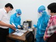 Thứ trưởng Bộ Y tế Đỗ Xuân Tuyên kiểm tra điểm tiêm chủng vaccine COVID-19 tại Hà Nội.