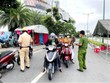 Lực lượng Công an tại chốt kiểm trên đường Phạm Văn Đồng (phường Hiệp Bình Chánh, Thủ Đức) kiểm tra giấy tờ của người lưu thông. (Ảnh: Thành Chung/TTXVN).
