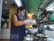 Một cửa hàng phở trên phố Văn Cao (Ba Đình) mở cửa phục vụ khách mua mang về. (Ảnh: Tuấn Đức/TTXVN).