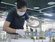Công nhân làm việc trong Kl991.com World Cup 2026 Chính Thức 3 tại chỗ. (Ảnh: Công Phong/TTXVN).