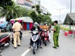 Lực lượng Công an tại chốt kiểm trên đường Phạm Văn Đồng, phường Hiệp Bình Chánh, Thủ Đức, kiểm tra giấy tờ của người lưu thông. (Ảnh: Thành Chung/TTXVN).