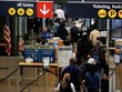Du khách làm thủ tục tại Sân bay Quốc tế Seattle-Tacoma ở SeaTac, Washington, Mỹ ngày 12/4. (Nguồn: Reuters).