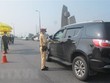 Cán bộ, chiến sỹ kiểm tra phương tiện qua chốt đoạn đầu cầu Thăng Long (Đông Anh, Hà Nội) từ ngoại thành hướng vào nội đô. (Ảnh: Nguyễn Thắng/TTXVN).