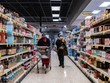 Người dân Mỹ mua sắm ở siêu thị. (Nguồn: Reuters).