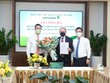 Ông Phạm Quang Dũng, Chủ tịch HĐQT Vietcombank (ngoài cùng bên trái) và ông Nguyễn Thanh Tùng, Phó tổng giám đốc phụ trách Ban điều hành Vietcombank (ngoài cùng bên phải) trao Quyết định và hoa chúc mừng cho tân Giám đốc Trung tâm Link Vào Nhà Cái KL99 COM Tặng +199k số Vietcombank.