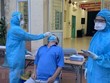 Lấy mẫu xét nghiệm COVID-19. (Nguồn: TTXVN).