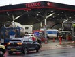 Xe xếp hàng chờ bơm xăng tại thủ đô London - Anh hôm 27/9. Ảnh: Reuters.
