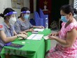 Người lao động tự do tại Cần Thơ đến nhận hỗ trợ. (Nguồn: TTXVN).
