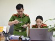 Trả căn cước công dân gắn chip điện tử cho người dân. (Ảnh: Xuân Tư/TTXVN).