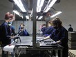 Công nhân làm việc tại Công ty TNHH Quốc tế Bright Việt Nam, huyện Thuận Thành, tỉnh Bắc Ninh. (Ảnh: Thái Hùng/TTXVN).