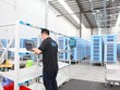 Thay vì phải đi bộ nhiều cây số mỗi ngày để lấy hàng và tìm kiếm hàng hóa trên kệ, nhân viên chỉ cần đứng tại trạm điều khiển và ấn nút lệnh, robot sẽ hỗ trợ khuân vác vật nặng, và vận chuyển đến tay đội ngũ vận hành.