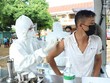 Người dân ở khu vực nguy cơ cao của buôn Tơng Ju, xã Ea Kao, thành phố Buôn Ma Thuột được tiêm vaccine phòng COVID-19. (Ảnh: Tuấn Anh/TTXVN).