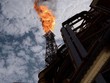 Sau khi OPEC+ quyết định vẫn giữ nguyên mức tăng sản lượng 400.000 thùng/ngày, giá dầu thô của Mỹ và dầu thô Brent lần lượt phá đỉnh. Ảnh: AFP.