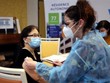 Nhân viên y tế tiêm vaccine Pfizer/BioNTech ngừa COVID-19 cho người dân tại Seoul, Hàn Quốc. (Ảnh: AFP/TTXVN).