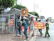 Lực lượng chức năng huyện Xuân Lộc (Đồng Nai) dỡ bỏ các chốt, điểm chặn kiểm soát phòng, chống dịch COVID-19 để từng bước phục hồi Kl992 cổng game cá cược địa phương. (Ảnh: TTXVN phát).