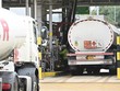 Xe tải chở nhiên liệu tại kho chứa dầu Buncefield ở Hemel Hempstead, Bắc London (Anh). (Ảnh: AFP/TTXVN).