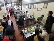 Quán ăn trong nhà lắp tấm chắn giữa các vị trí ngồi đảm bảo phòng chống dịch. (Ảnh: Thành Đạt/TTXVN).
