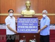 Chủ tịch Ủy ban Trung ương Mặt trận Tổ quốc Việt Nam Đỗ Văn Chiến tiếp nhận ủng hộ công tác phòng, chống dịch và Quỹ Vaccine phòng COVID-19 của cộng đồng người Việt Nam ở nước ngoài. (Ảnh: Minh Đức/TTXVN).